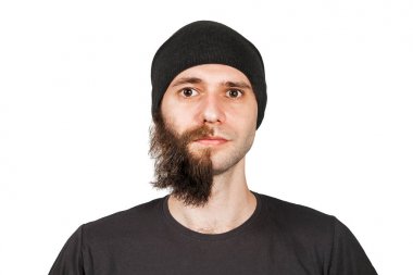 Şapkalı, yarı tıraşlı sakallı genç adam. Beyaz arkaplanda izole.