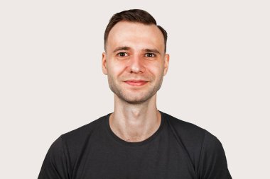 Gri arka plan komik genç gülümseme adam.