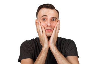 Genç üzgün adam bir elini beyaz arka planda izole bir şekilde yanağından tutuyor.