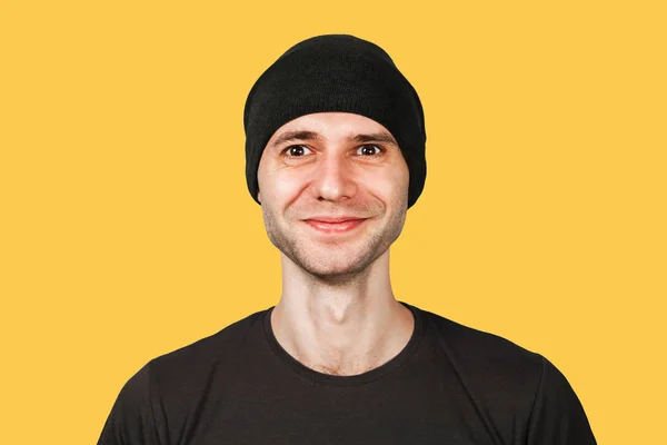 Joven hombre sonriente divertido en sombrero aislado sobre fondo naranja —  Fotos de Stock