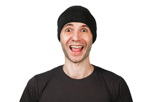 年轻有趣的笑脸男人，戴着一顶白色背景的帽子，睁大了眼睛 — 图库照片