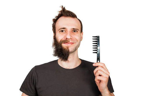 Homem com barba meio raspada surpreso com sorriso segurar pente de cabelo. Isolado sobre fundo branco — Fotografia de Stock