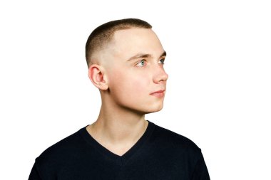 Sezar kesimli, beyaz arka planda izole edilmiş genç adamın portresi. Yan görünüm.