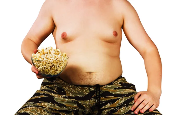 Corpo di giovane con eccesso di peso, mantenere il grasso della pancia con popcorn, isolato su sfondo bianco . — Foto Stock