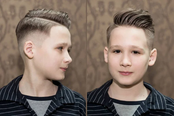 Snygg modern retro frisyr sida del med mitten blekna med avsked av en skolpojke kille i en frisör på en brun bakgrund — Stockfoto