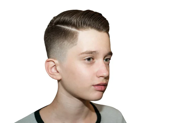 Corte de cabelo moderno elegante parte lateral retro com desbotamento médio com a separação de um cara estudante em uma barbearia em um fundo branco isolado — Fotografia de Stock