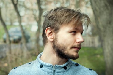 Berber dükkanında saç kesiminden önce uzun saçlı garip sakallı bir adam portresi..