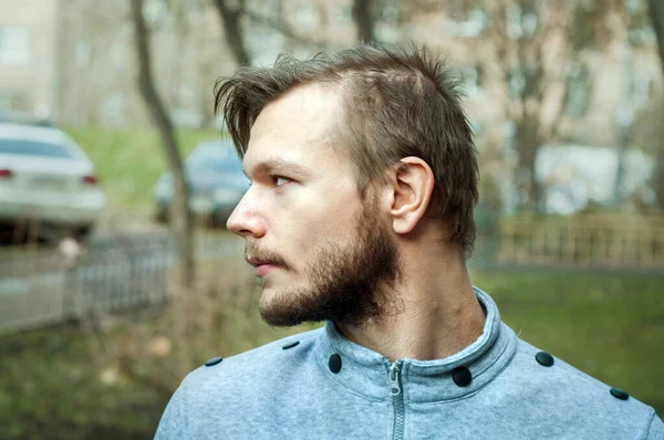 Retrato Hombre Barbudo Peludo Raro Pelo Largo Antes Corte Pelo — Foto de Stock