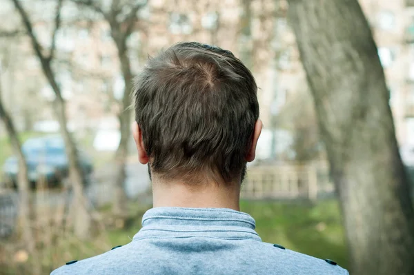 Berber dükkanında saç kesiminden önce garip sakallı, uzun saçlı bir adam portresi..