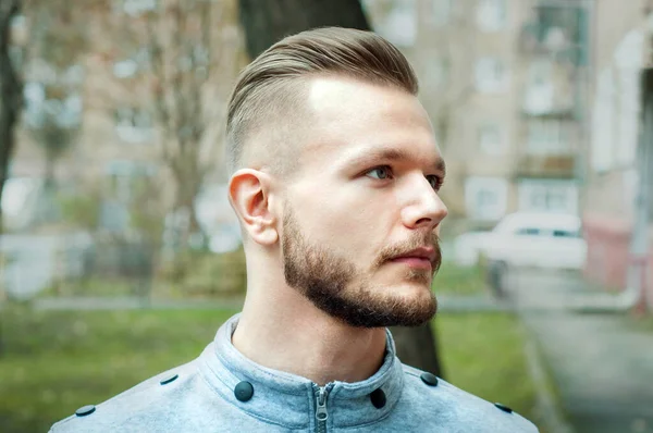 Modern moda soluk profil kesimli genç adam berber dükkanı için saç kesimi.