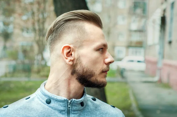 Modern moda soluk profil kesimli genç adam berber dükkanı için saç kesimi.