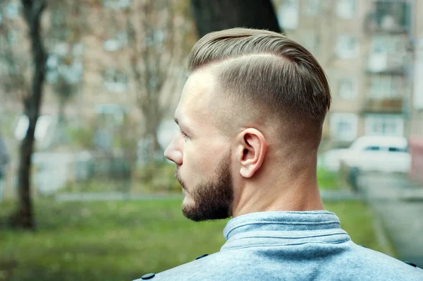 Modern moda soluk profil kesimli genç adam berber dükkanı için saç kesimi.