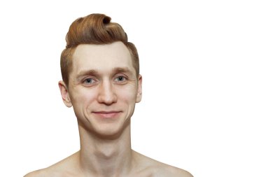 Pompadour tıraşlı genç kızıl saçlı, berber dükkanı için gerçek fotoğraf saçlı eski moda, izole edilmiş..