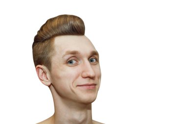 Pompadour tıraşlı genç kızıl saçlı, berber dükkanı için gerçek fotoğraf saçlı eski moda, izole edilmiş..