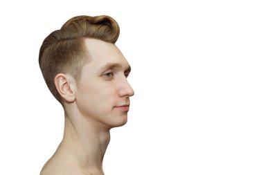 Pompadour tıraşlı genç kızıl saçlı, berber dükkanı için gerçek fotoğraf saçlı eski moda, izole edilmiş..