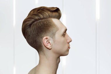 Pompadour saç kesimi olan genç kızıl saçlı, berber dükkanı için gerçek saç, eski moda..