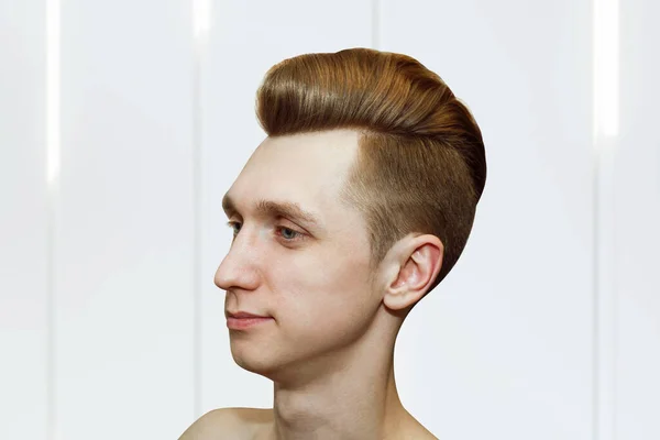 Молодий Імбирний Хлопець Зачіскою Помподору Справжнє Фото Волосся Перукарні Старомодний — стокове фото
