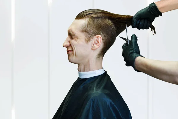 Friseur Scheren Haare Den Seiten Für Einen Stylischen Langhaarigen Friseursalon — Stockfoto