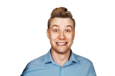 Pompadour tıraşlı genç kızıl saçlı, berber dükkanı için gerçek fotoğraf saçlı eski moda, izole edilmiş..