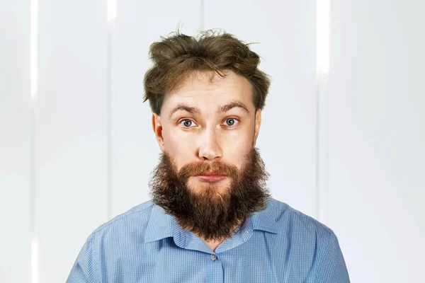 Shaggy Vousatý Muž Dlouhými Vlasy Chtějí Stříhat Vlasy Holičství — Stock fotografie