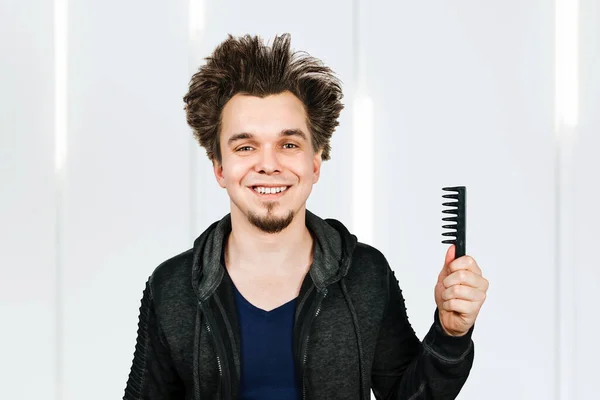 Shaggy Jovem Com Cabelo Comprido Segurando Pente — Fotografia de Stock