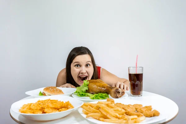 Gruba Kobieta Siedzi Przy Stole Obiad Którym Fast Food Frytki — Zdjęcie stockowe