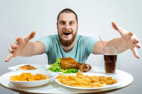Homem Com Jantar Barba Casa Mesa Fast Food Inútil — Fotografia de Stock