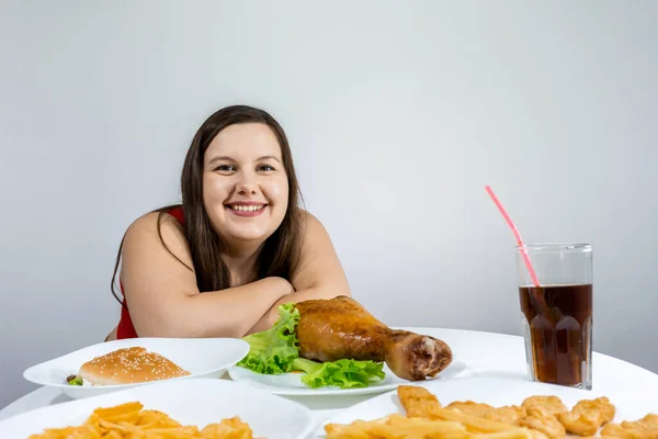 Gruba Dziewczyna Siedzi Przy Stole Obiad Którym Fast Food Frytki — Zdjęcie stockowe