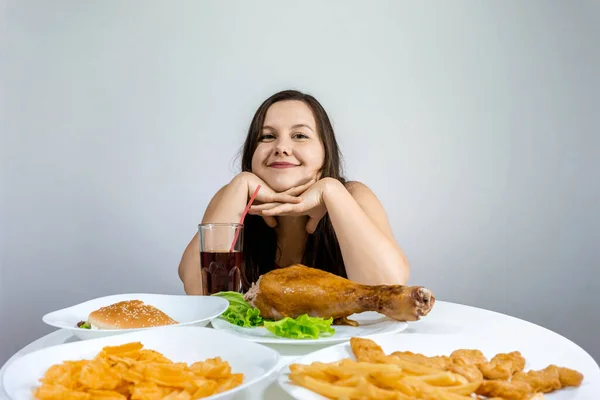 Kobieta Siedzi Przy Stole Obiad Którym Fast Food Frytki Burger — Zdjęcie stockowe