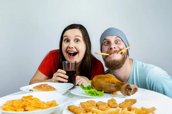 Rodzina Chłopak Dziewczyna Jedzą Razem Obiad Przy Stole Fast Foodami — Zdjęcie stockowe