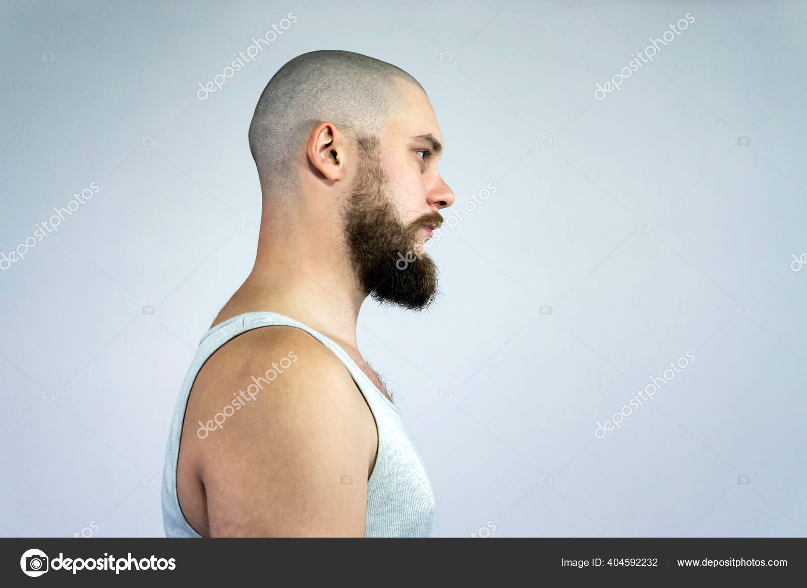 수염을 자신감 넘치는 대머리 남자의 초상화 — 스톡 사진 © gum92 #404592232, image size:1600x1167