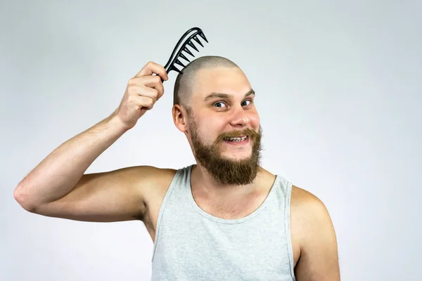 Elinde Tarak Tutan Mutlu Sakallı Kel Bir Adamın Portresi Saç — Stok fotoğraf