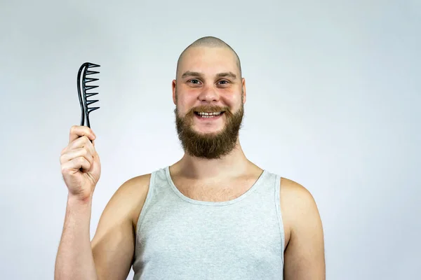 Portrét Šťastného Vousatého Muže Hřebenem Ruce Koncept Vypadávání Vlasů Transplantace — Stock fotografie
