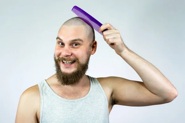 Portrét Usměvavého Holohlavého Muže Hřebenem Ruce Koncept Vypadávání Vlasů Transplantace — Stock fotografie