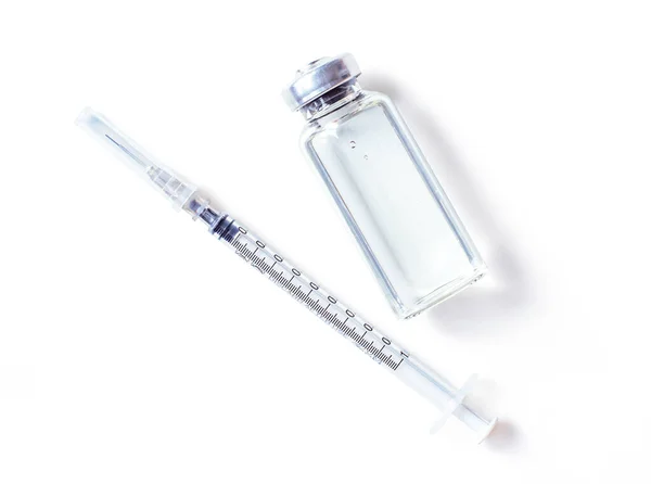 De spuit en het geneesmiddel zijn geïsoleerd op een witte achtergrond. Fles voor injectie. Flacons van medisch glas en een injectiespuit voor vaccinatie. — Stockfoto