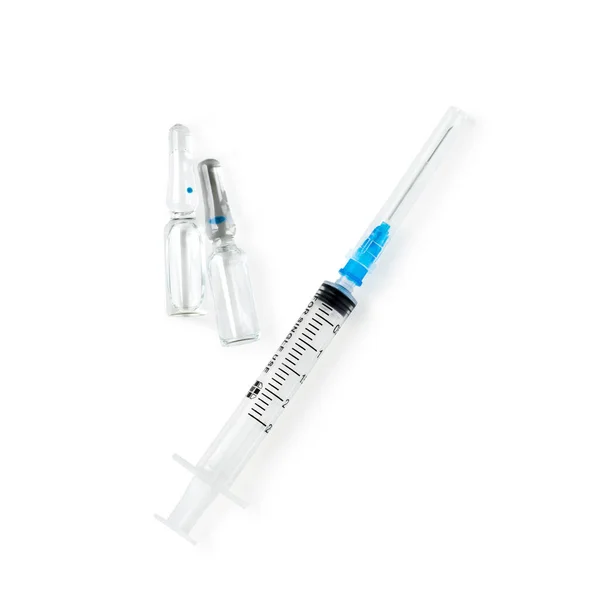 Medizinische Spritze und Medikamente in Ampullen isoliert auf weißem Hintergrund. — Stockfoto