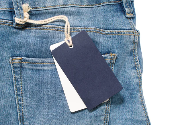 Bolsillo de denim azul claro con etiqueta. Etiqueta de etiqueta de primer plano en el fondo de jeans . — Foto de Stock