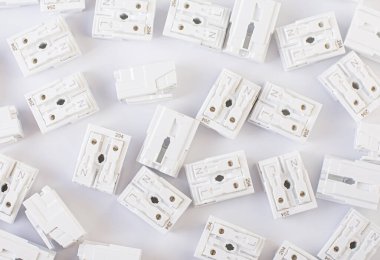 Elektronik bileşenlerin düzeni. Yeni kompakt bağlayıcı ya da terminal blokları grubu üst görünümü engeller.