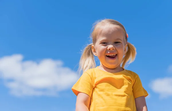 Verão ensolarado menina contra o céu azul . — Fotografia de Stock