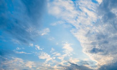 Güzel mavi ve beyaz bulutlu doğal gökyüzü..
