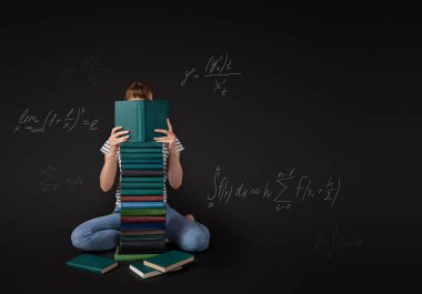 Bir kız kitap okuyor. Genç bir öğrenci üniversite veya üniversite sınavları için hazırlanıyor. Bağımsız öğrenim kavramı.