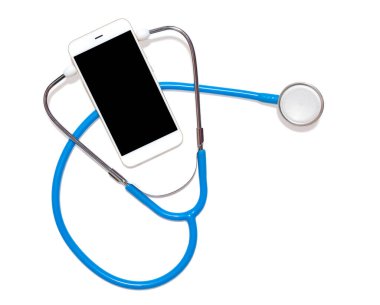 Telefon ve steteskop beyaz arka planda izole edilmiş. Yukarıdan manzara. Bir klinik ile hasta arasında online iletişim kavramı.
