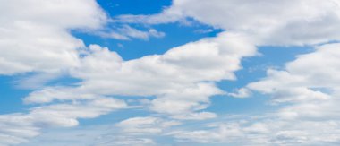 Açık mavi gökyüzünde bir sürü beyaz bulut.