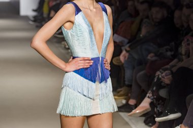 Atina, Yunanistan, 03/30/2018, kadın model podyum sırasında poz