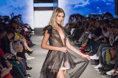 Atina, Yunanistan, 03/30/2018, kadın model podyum sırasında poz