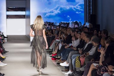 Atina, Yunanistan, 03/30/2018, podyum moda gösterisinde modelleri