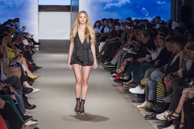 Atina, Yunanistan, 03/30/2018, podyum moda gösterisinde modelleri