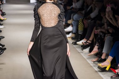 Atina, Yunanistan, 03/30/2018, kadın model podyum sırasında poz