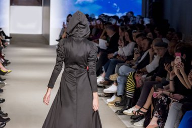 Atina, Yunanistan, 03/30/2018, podyum moda gösterisinde modelleri