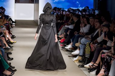 Atina, Yunanistan, 03/30/2018, podyum moda gösterisinde modelleri